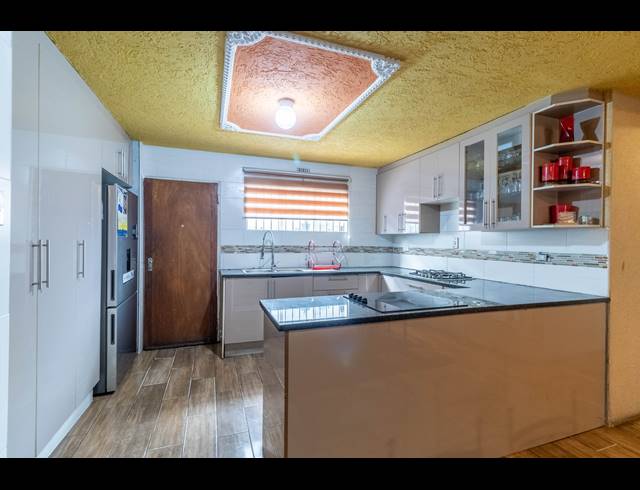 5 BEDROOM HOUSE FOR SALE IN ORMONDE